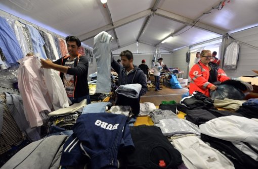 Eine improvisierte Kleiderkammer:  Mit großem Engagement stellen sich die Deutschen der Herausforderung, den vielen Flüchtlingen zu helfen. Foto: dpa