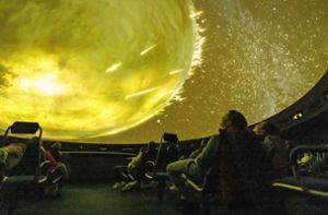 Viele Besucher kommen zur Wiedereröffnung des Planetariums