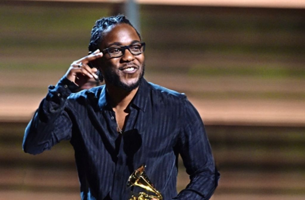 Kendrick Lamar grüßt freundlich – mit einem seiner fünf Grammys