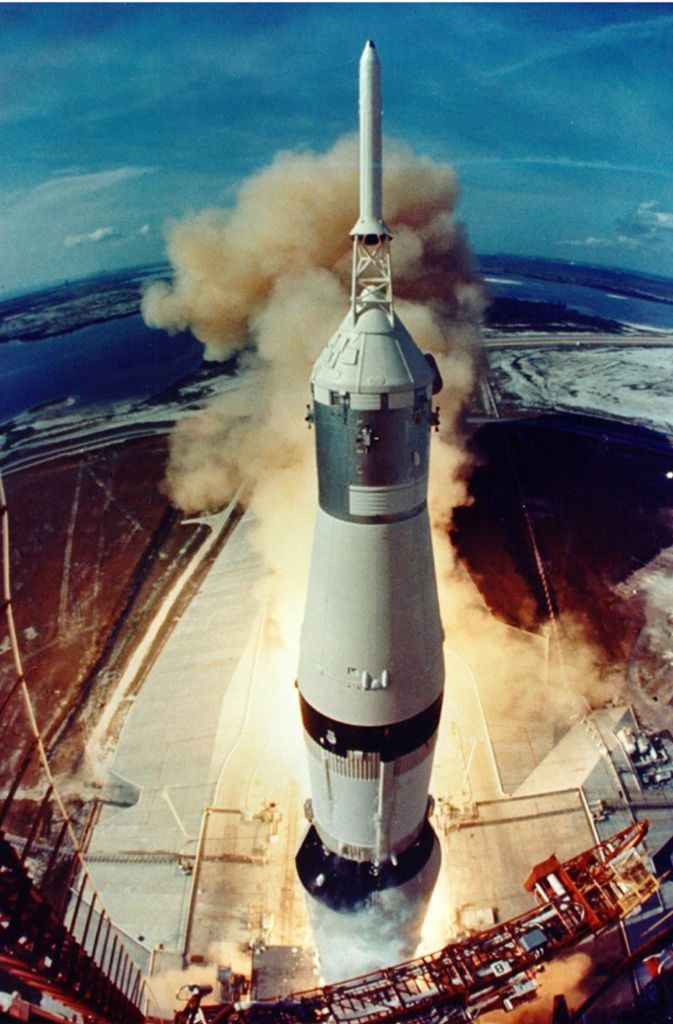 Der gesamte Hinflug zum 384 403 Kilometer entfernten Mond dauerte mit der Saturn-V-Rakete insgesamt 76 Stunden – bei einer maximalen Geschwindigkeit von 39 000 Kilometern pro Stunde.