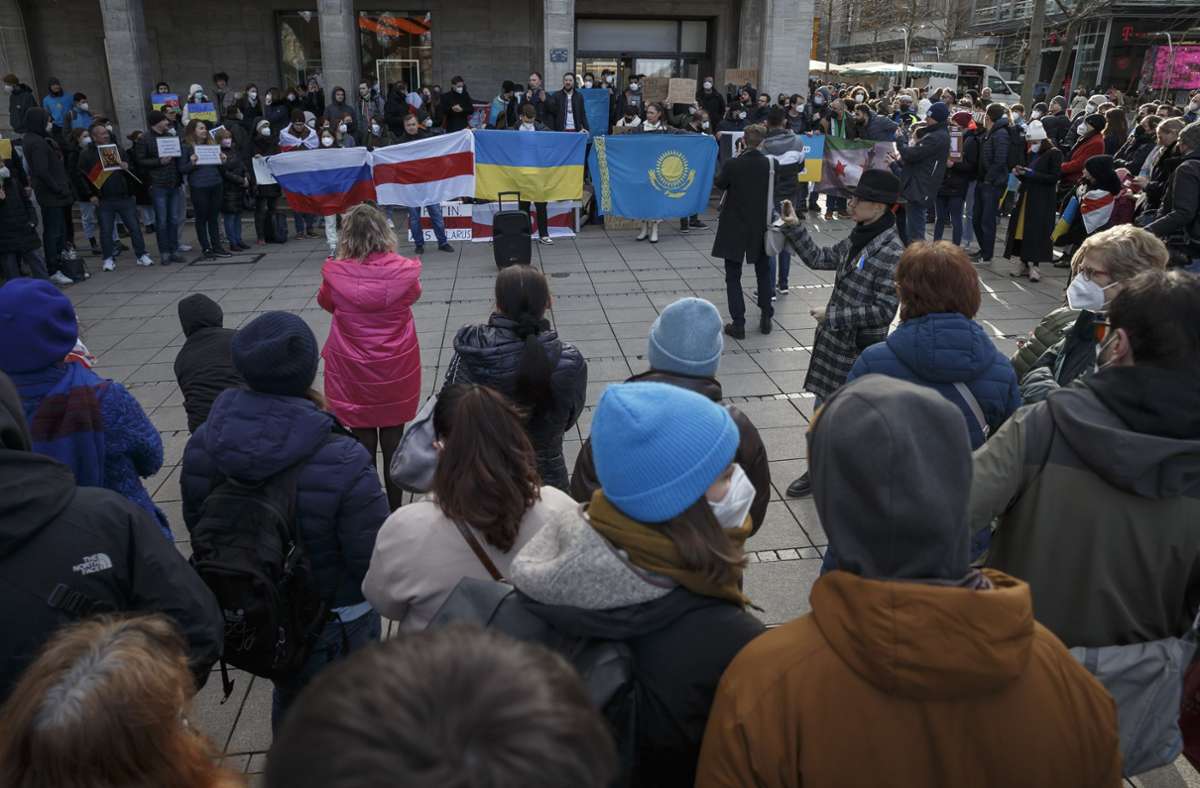 Im Bereich Königstraße und Schlossplatz zeigen die hiesigen Mitglieder der Diasporas von Russland, Belarus, Ukraine und Kasachstan Flagge und klagen Despoten an.
