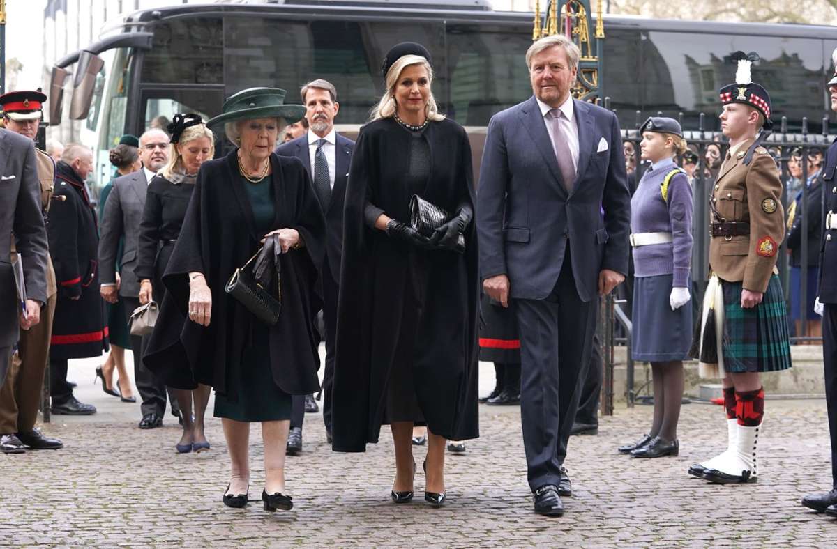 Prinzessin Beatrix der Niederlande (l.), Königin Maxima der Niederlande und König Willem-Alexander der Niederlande treffen zum Gedenkgottesdienst ein.
