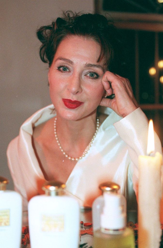 Neben der Schauspielerei hatte Christine Kaufmann auch weitere berufliche Standbeine: Zum Beispiel eine Schmuck-Kollektion, die sie wie hier auf dem Bild 1999 präsentierte.