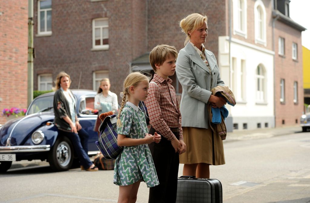Erika (Anna Schudt) bricht es das Herz, ihre beiden Kleinen Michael (Charlie Schrein) und Sabine (Milla Hammann) zurückzulassen.