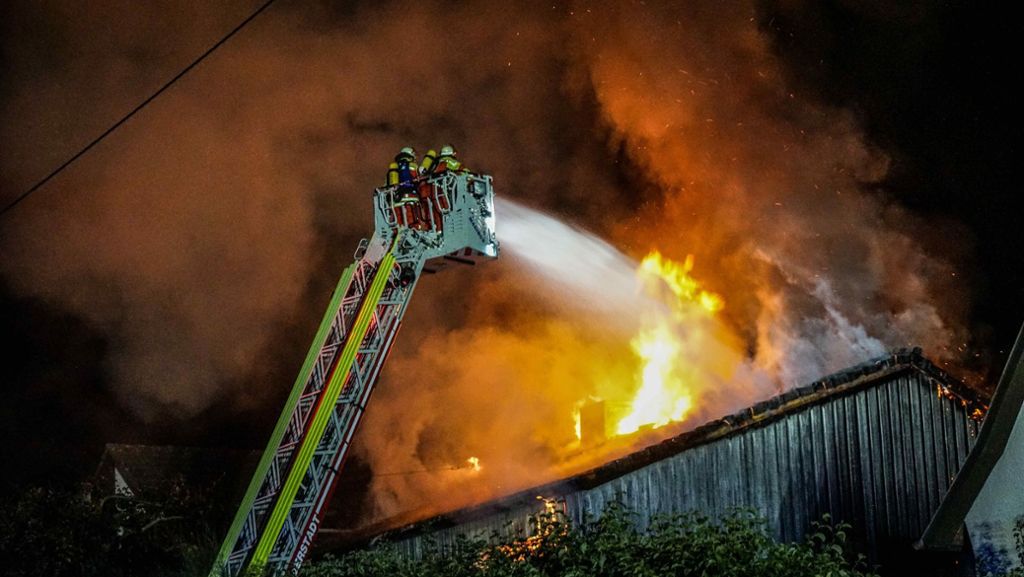 Brand in Filderstadt: Meterhohe Flammen zerstören Holzhaus – vier Verletzte