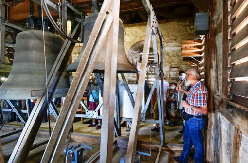 Gerhard Mann zeigt den Besuchern den Glockenturm. Foto: Simon Granville/Simon Granville