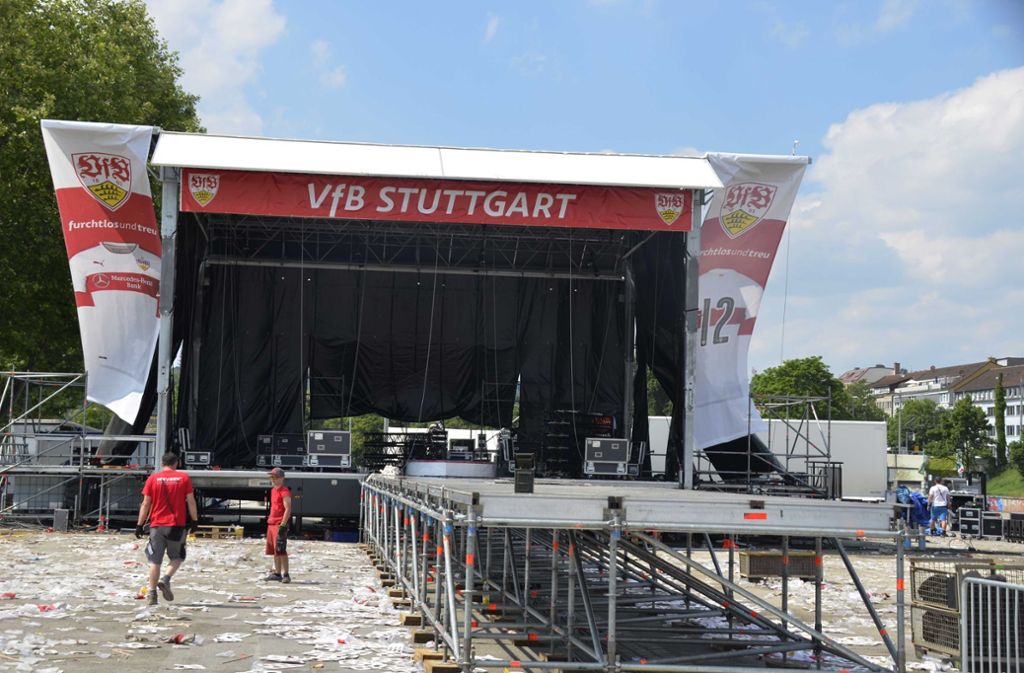 Zehntausende Fans des VfB Stuttgart haben große Müllberge hinterlassen.