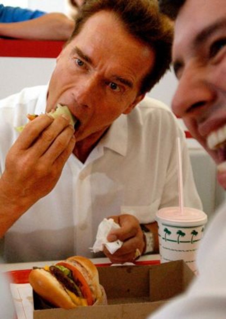Fortan steckt er seine ganze Energie und sein schauspielerisches Können in den Wahlkampf. Und kann auch dort kraftvoll zubeißen: Schwarzenegger nimmt auf einer Wahltour im Oktober 2003 einen kleinen Lunch zu sich.