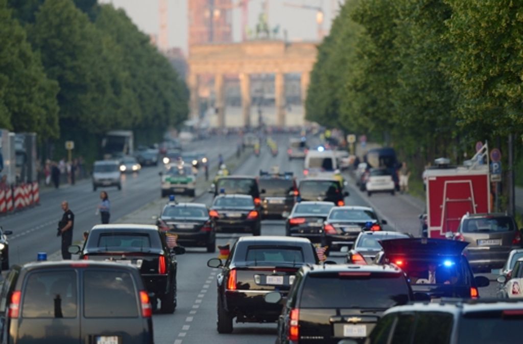 Unter höchsten Sicherheitsvorkehrungen fährt Barack Obama aufs Brandenburger Tor zu.
