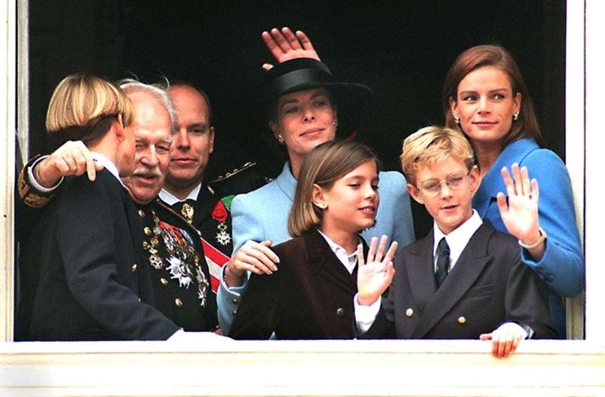 Beim Nationalfeiertag zeigt sich die Familie auf dem Balkon des Palasts und winkt dem Volk zu – hier 1997.