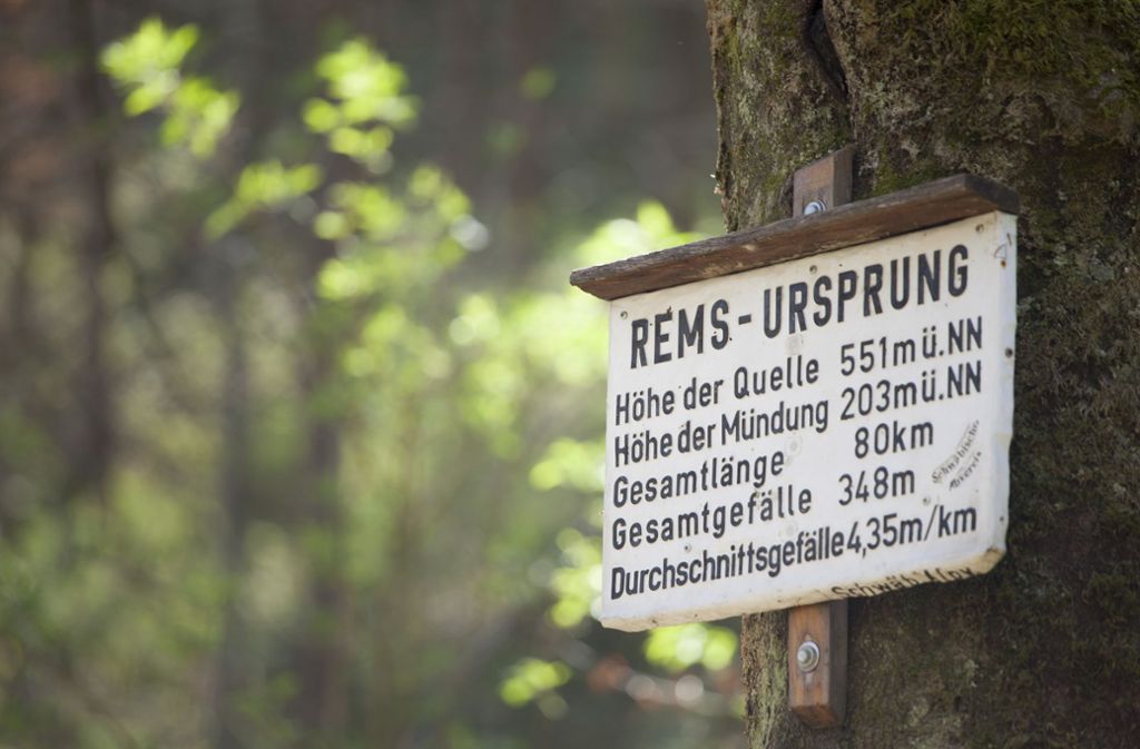 Der Fluss ist 80 Kilometer lang und fließt zwischen Essingen und Remseck. Früher war die Rems einiges länger: Ihre vielen Schleifen wurden der Rems vor allem in den 1930er und 1950er Jahren genommen.