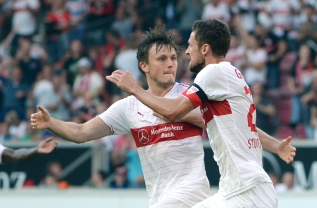 William Kvist (links, mit Christian Gentner) hat sich seinen Platz beim VfB Stuttgart zurückerkämpft. Klicken Sie sich durch die Stationen seiner Karriere.