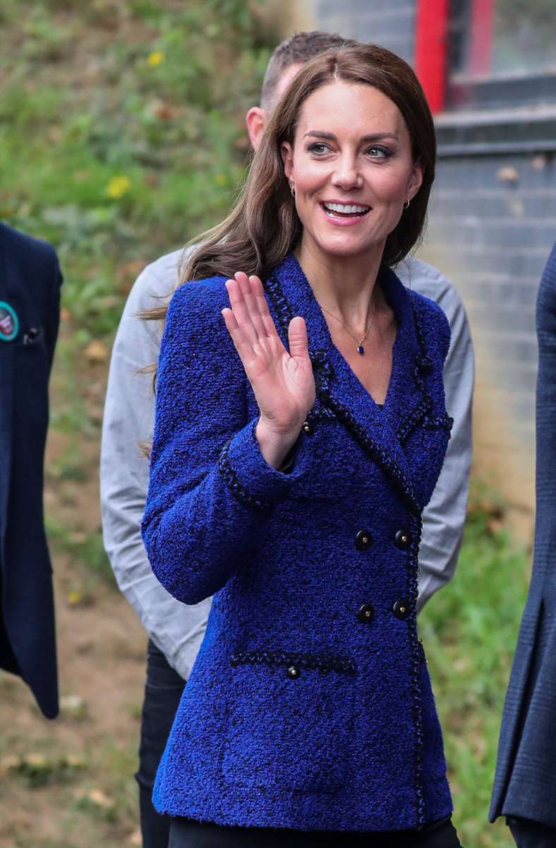 Oktober: Wieder mischt die Prinzessin von Wales ein Vintage-Teil unter ihre Garderobe: – dieser royalblaue Chanel-Blazer ist ein Original aus den 1990ern.