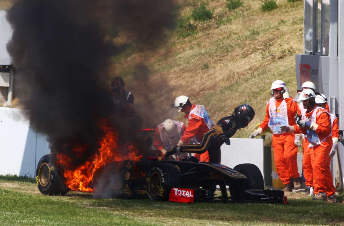 Barcelona im Jahr 2011: Zuvor schon war das Auto von Nick Heidfeld beim Großen Preis von Spanien in Flammen aufgegangen. Im Foto steigt er gerade aus dem Auto aus.