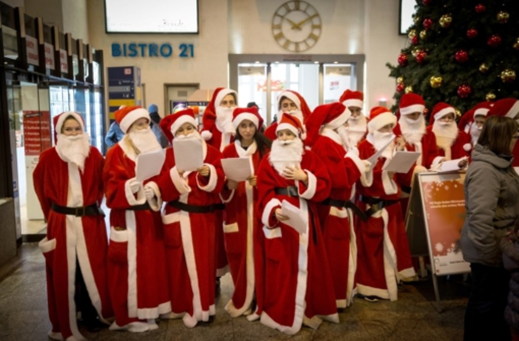 Im Hauptbahnhof sind selten so viele Weihnachtsmänner auf einem Haufen zu sehen.