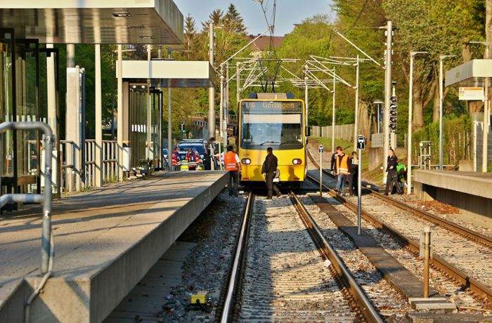 Stadtbahn erfasst Fußgängerin – Frau schwer verletzt