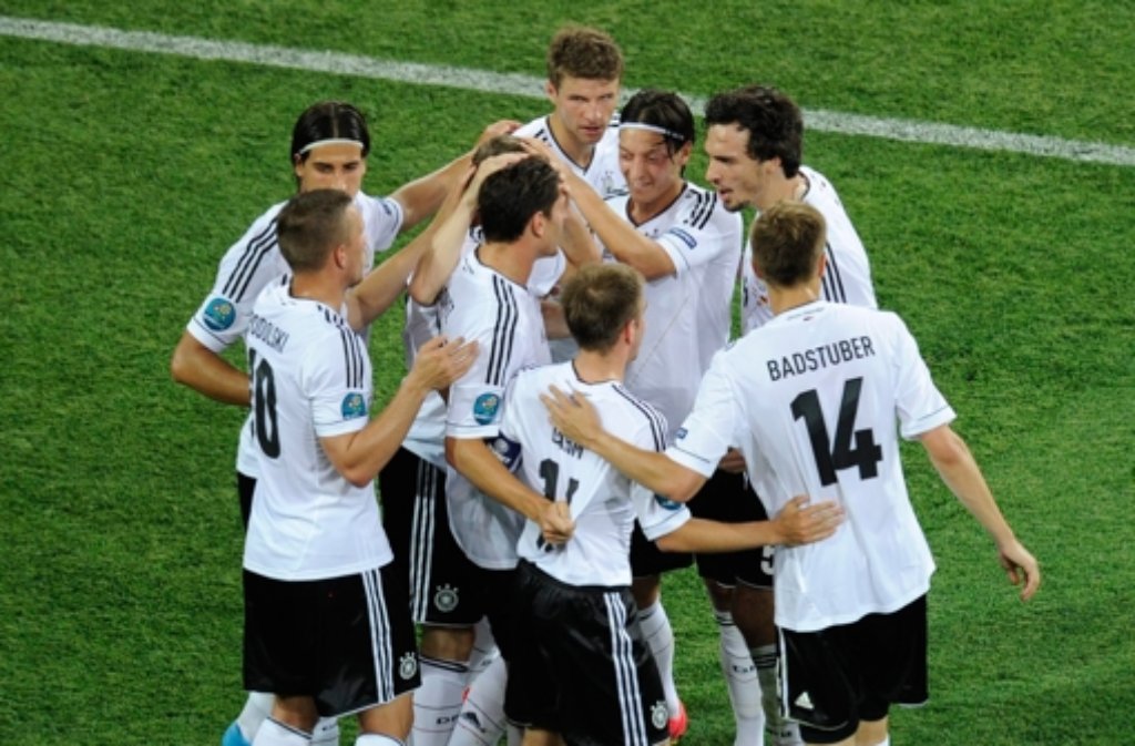 ... 2:1-Erfolg für Deutschland über den Rivalen, über den sich selbstverständlich die Spieler auf dem Rasen,...