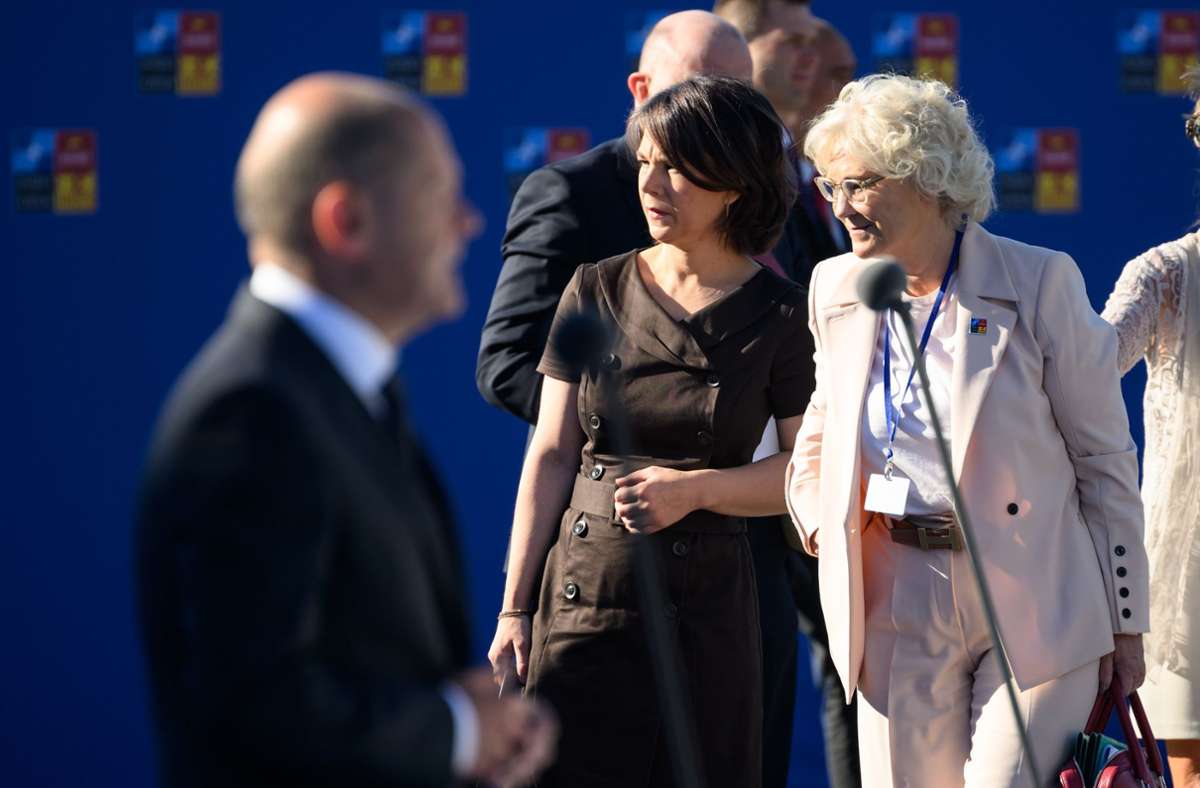 Auch Politiker aus Deutschland kommen: Außenministerin Annalena Baerbock (Mitte), Verteidigungsministerin Christine Lambrecht (rechts) und Bundeskanzler Olaf Scholz.