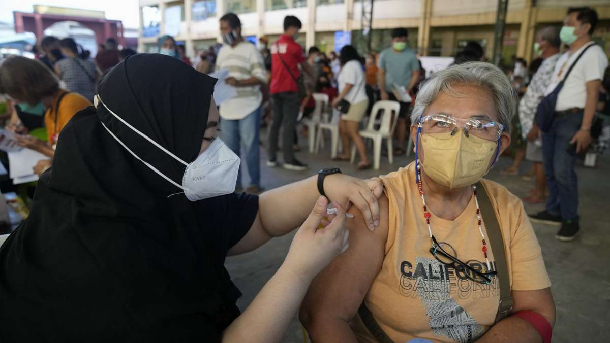  Wer nicht gegen das Coronavirus geimpft ist, darf in der philippinischen Hauptstadt Manila keine öffentlichen Verkehrsmittel mehr benutzen. 