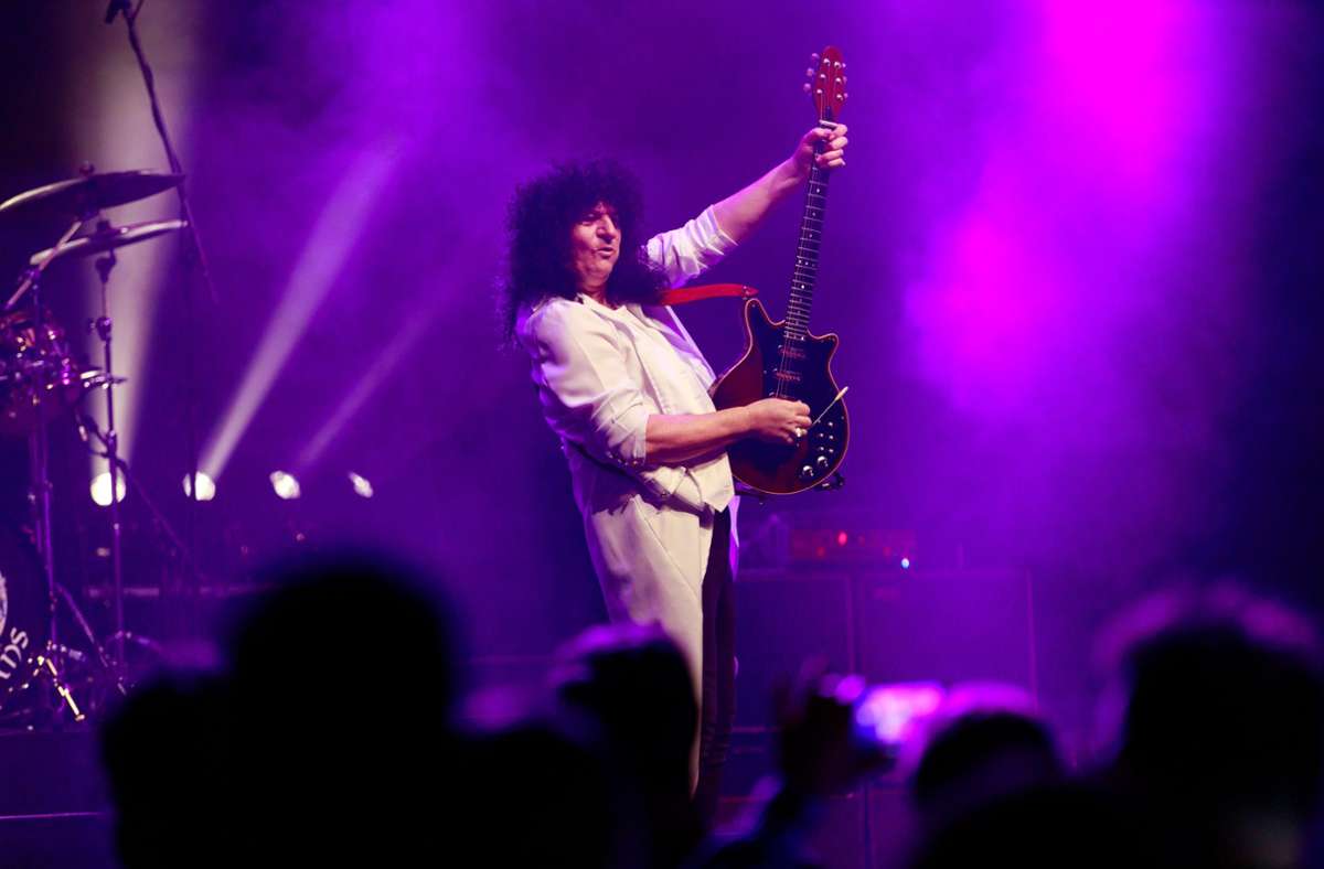 Gitarrist Christopher Gregory eifert dem Original Queen-Gitarristen Brian May nach.