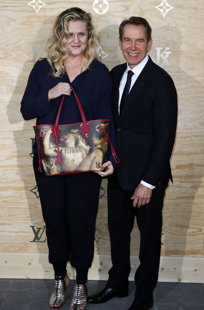 Bei US-Künstler Jeff Koons und seiner Frau, der Künstlerin Justine Wheeler Koons, steht die Tasche eher im Vordergrund. Jeff Koons hat sie gemeinsam mit Louis-Vuitton designed.