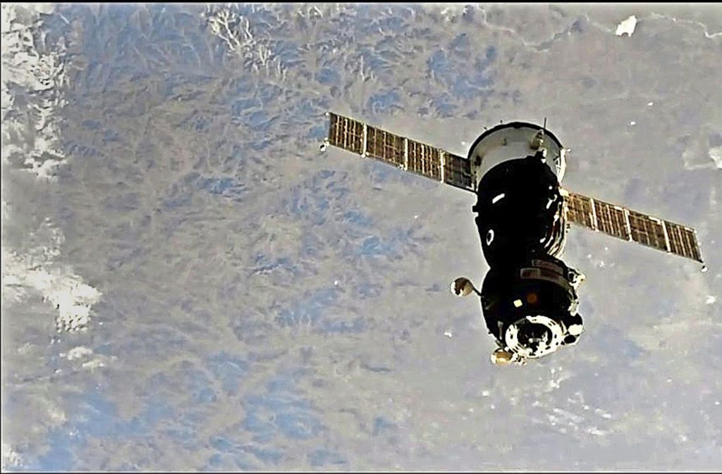 Die Sojus-Raumkapsel kurz nach dem Abdocken von der Internationalen Raumstation ISS. Über drei Stunden hatte der Flug gedauert.