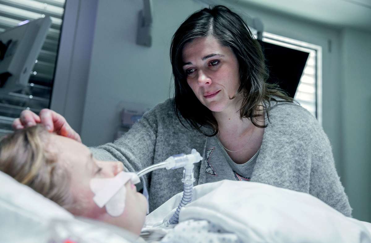 Dorit Canetti (Annina Butterworth) wacht im Krankenhaus über ihre Tochter Klara (Anouk Petri).