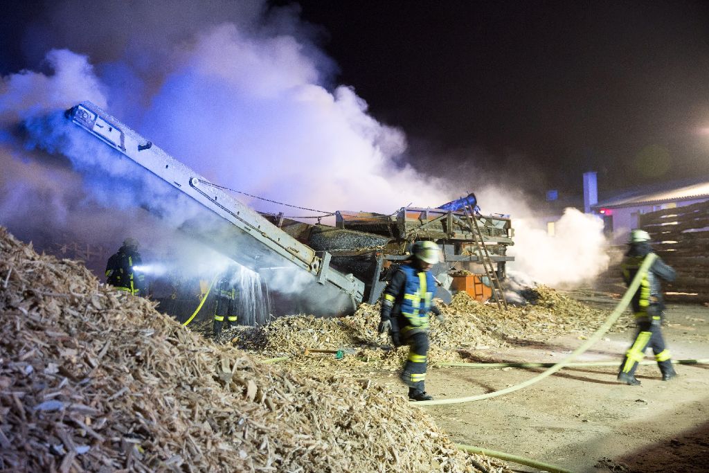 In der Nacht auf Sonntag musste die Feuerwehr mit über 100 Einsatzkräften zu einem Großbrand in Ötlingen ausrücken.