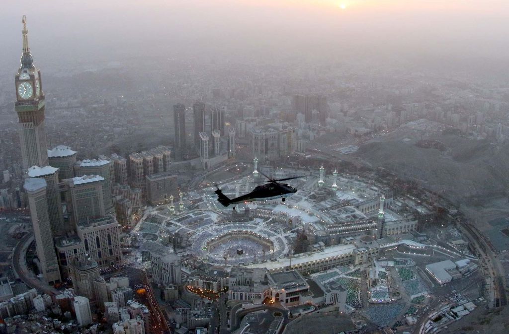 Ein Hubschrauber der saudi-arabischen Sicherheitskräfte fliegt über der Heiligen Moschee von Mekka. Die in diesem Jahr in den September fallende Pilgerfahrt zum wichtigsten Heiligtum im Islam in Mekka zählt zu den Pflichten jedes gläubigen Muslimen.