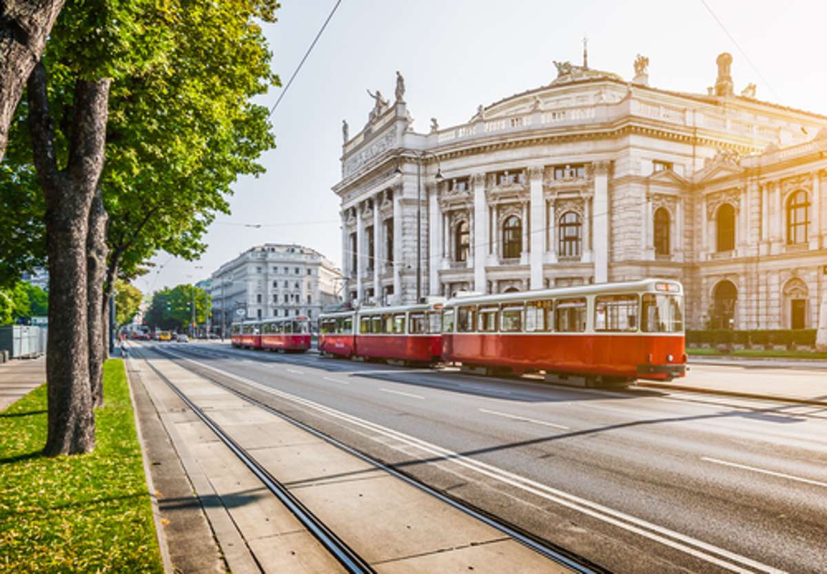 Das berühmte Burgtheater in Wien zählt mit seinem repräsentativen Gebäude an der Wiener Ringstraße österreichweit und international zu den bedeutendsten Stätten deutscher Schauspielkunst.