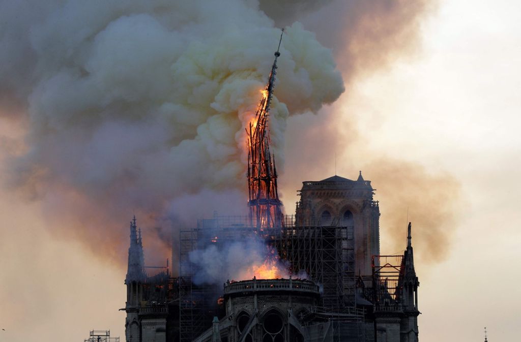 Der Brand der Kathedrale von Notre-Dame in Paris am 15. April 2019 hat die Welt zu Tränen gerührt. Die Katastrophe, die ein Bauwerk zugrunde richtete, das als eine der vollkommensten Schöpfungen der frühen Gotik gilt, war aber nicht nur zerstörerisch, sondern sie war auch produktiv. Denn sie offenbarte etwas, das auch weit hinein ins 21. Jahrhundert noch Bedeutung haben wird: dass eine Kathedrale, ein Sakralbau kein beliebiges Bauwerk, sondern nach wie vor ein Mysterium aus Stein ist – und ein Haus, in dem Geschichte wohnt. Es ist somit Europa, das mit der von Staatspräsident Emmanuel Macron umgehend angeordneten Instandsetzung weitergebaut wird.