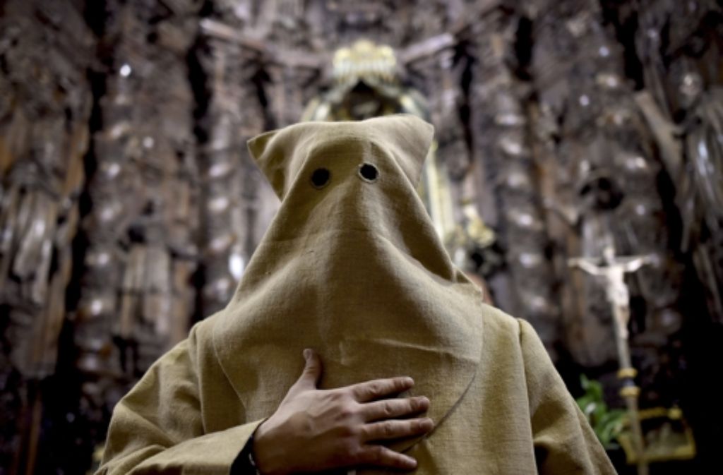 Ein Mann in der traditionellen Kutte der „Silencio del Santisimo Cristo del Rebate“ in Tarazona, Nordspanien. Je nach Region variiert das Aussehen der Bruderschaftskutten.