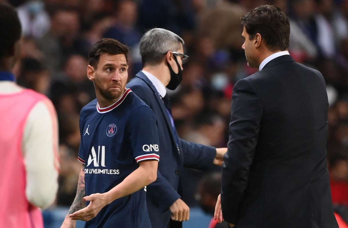 Lionel Messi ist mit seiner Auswechslung im Spiel gegen Lyon offensichtlich nicht einverstanden. Ziemlich wütend stürmt er an Trainer Mauricio Pochettino vorbei. Foto: AFP/FRANCK FIFE