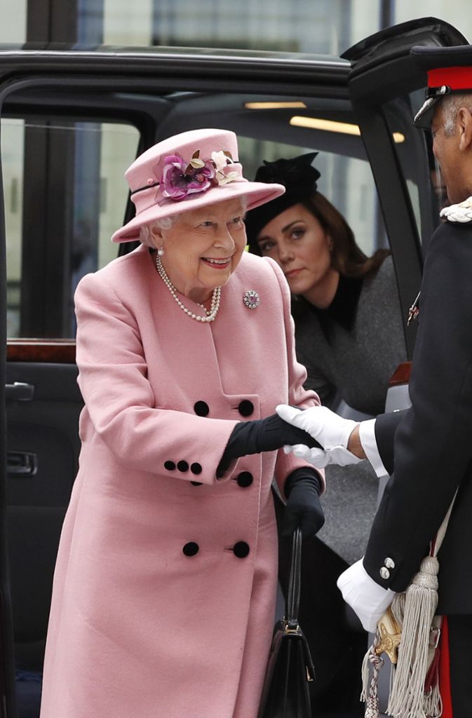 Zum zweiten Mal innerhalb kürzerster Zeit hat Kate, die Herzogin von Cambridge, einen öffentlichen Auftritt in London. Zuletzt zeigte sie sich am irischen Nationalfeiertag mit ihrem Gatten Prinz William.