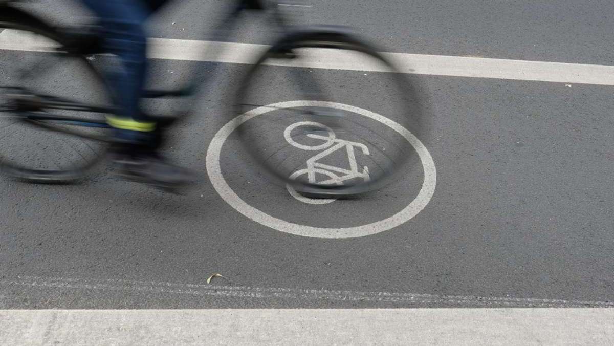 Zeugenaufruf in Nürtingen: Autofahrer fährt Radfahrer an und begeht Fahrerflucht