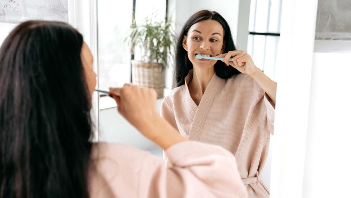 Reicht Zähneputzen einmal am Tag? (Expertentipps)