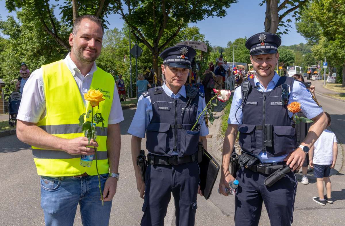Die Polizisten und Ordner bekamen Rosen.