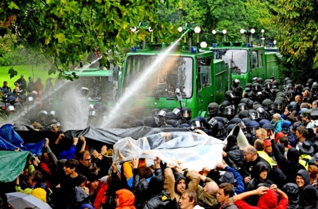 Die Aufarbeitung des Polizeieinsatzes gegen Stuttgart-21-Gegner vom September 2010 geht in eine neue Runde. Die Chronologie des Einsatzes sehen Sie in unserer Fotostrecke. Foto: dpa