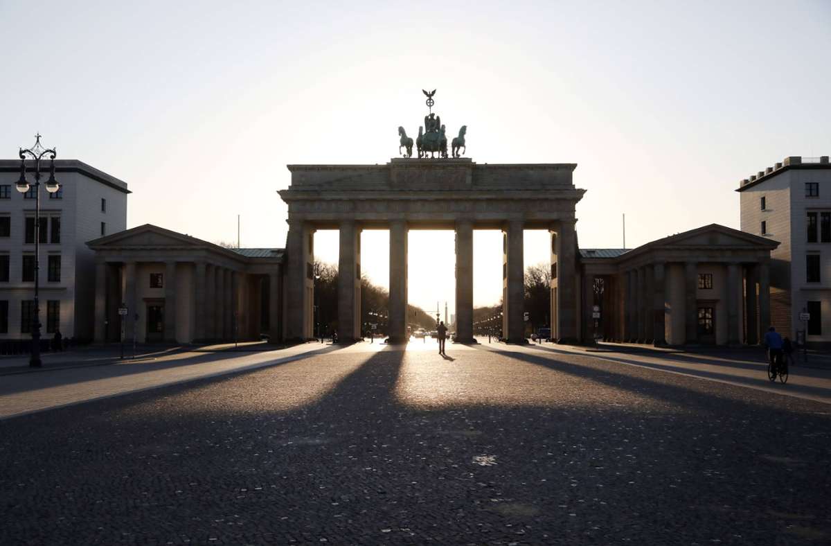 Berlin am 23. März 2020: Am Tag zuvor trat in Deutschland der erste Lockdown in Kraft – die Straßen sind selbst vor dem Brandenburger Tor wie leergefegt.