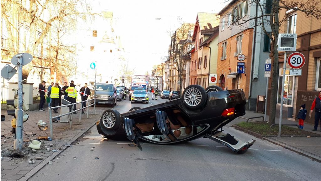 Unfall in Stuttgart: Auto überschlägt sich