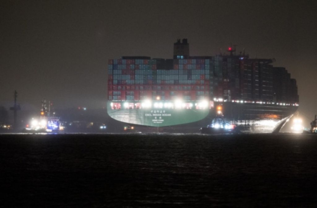 Mehrere Schlepper haben den Containerfrachter „CSCL Indian Ocean“ der Reederei China Shipping Lines wieder in zurück in die Fahrrinne der Elbe vor Grünendeich bei Stade (Niedersachsen) gezogen und begleiten das Schiff nun bei starkem Regen in den Hafen von Hamburg.
