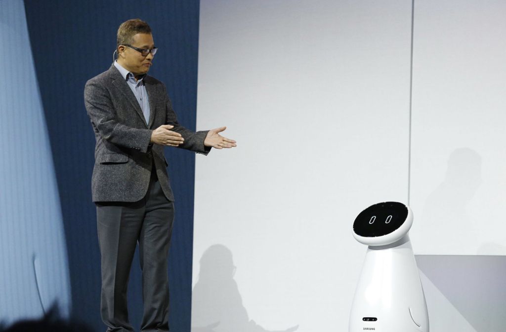 Gary Lee, Senior Vice President und Leiter des KI Centers bei Samsung Electronics, enthüllt den Bot Care Roboter. Der Roboter kann unter anderem den Blutdruck oder den Puls bei einem Menschen messen. Foto: AP