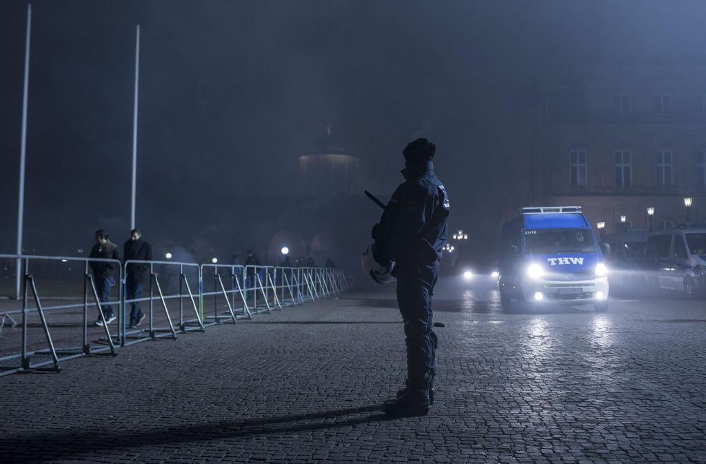 Die Polizei sichert den Schlossplatz in Stuttgart in der Silvesternacht.