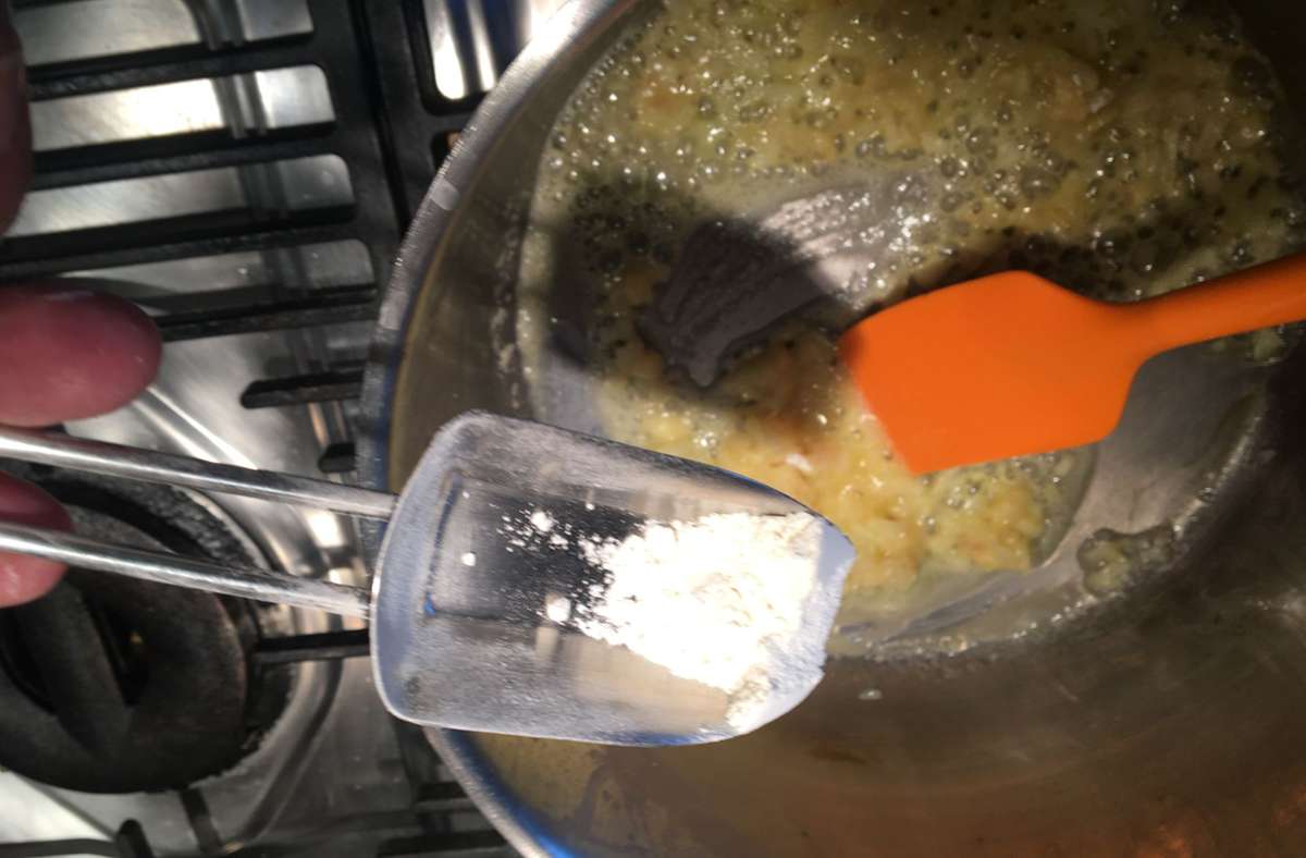 Zwiebeln in der Butter glasig dünsten und dann das Mehl dazu.