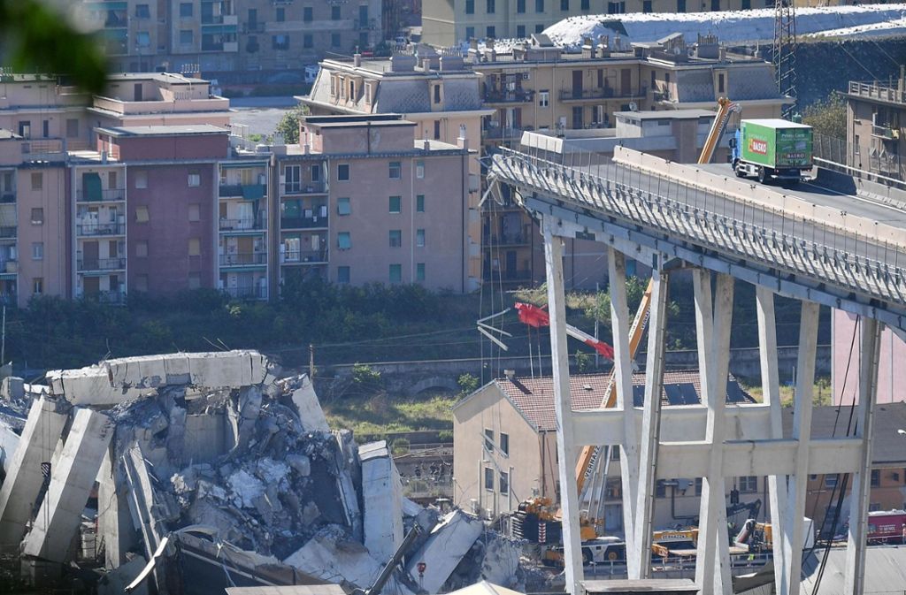 Wie zahlreiche Autofahrer – die sich zur Unglückszeit auf der Brücke befanden – stürzte auch Ex-Fußballprofi Davide Capello mit seinem Auto in die Tiefe.