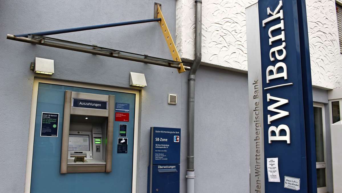  Die BW-Bank schließt ihren SB-Bereich im Ortskern von Stuttgart-Riedenberg. Es ist der einzige Geldautomat im Gebiet. Eine Anwohnerin sorgt sich um die Versorgung der Senioren. 