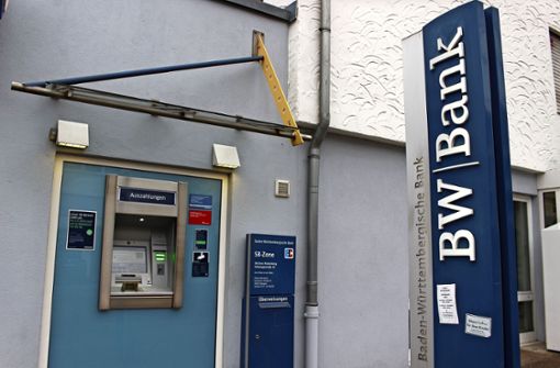 Die BW-Bank entfernt am 3. Februar ihren Geldautomaten in Riedenberg. Foto: /Holowiecki