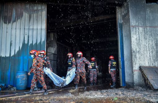 Einsatzkräfte in Rupganj in Bangladesch. Foto: AFP/MUNIR UZ ZAMAN