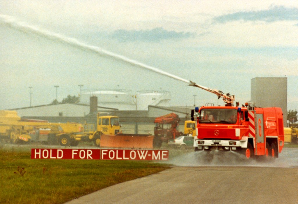 Flugfeldlöschfahrzeug FLF 60-3, MB 3250 6x6, Baujahr 1987, 8800 Liter Wasser und 1200 Liter Schaummittel
