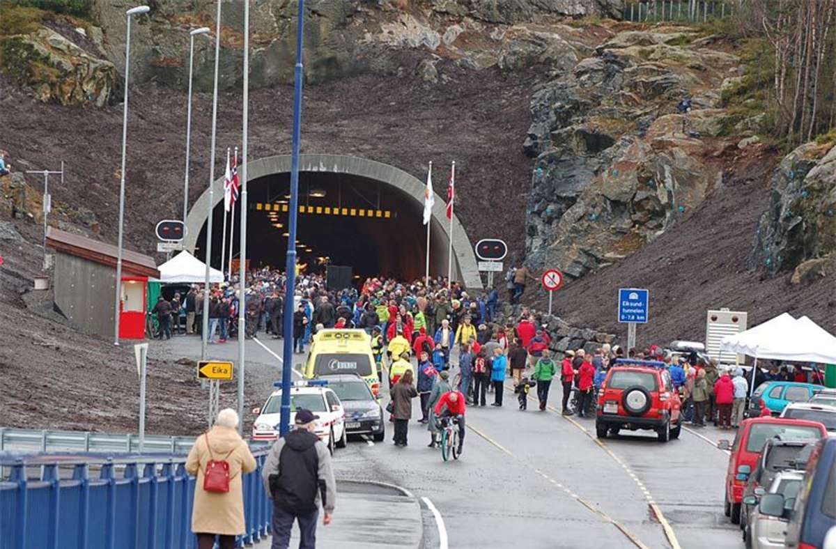 Der tiefste Tunnel der Welt: Der Eiksundtunnel in Norwegen liegt 287 Meter unter dem Meeresspiegel, ist acht Kilometer lang und verbindet seit 2008 einige Inselkommunen mit der Westküste. An einer Stelle hat der Tunnel eine Steigung von 9,6 Prozent.